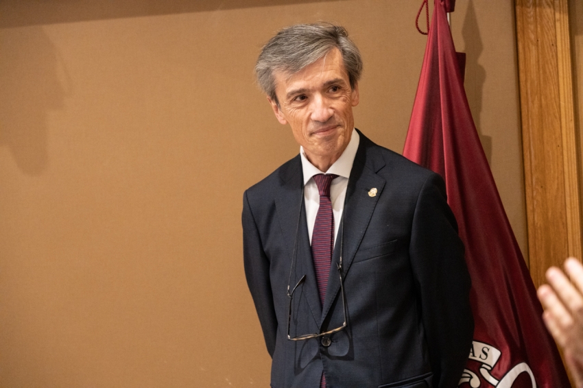 El nuevo decano de Medicina, Alberto Galindo, toma posesión y presenta su proyecto de modernización